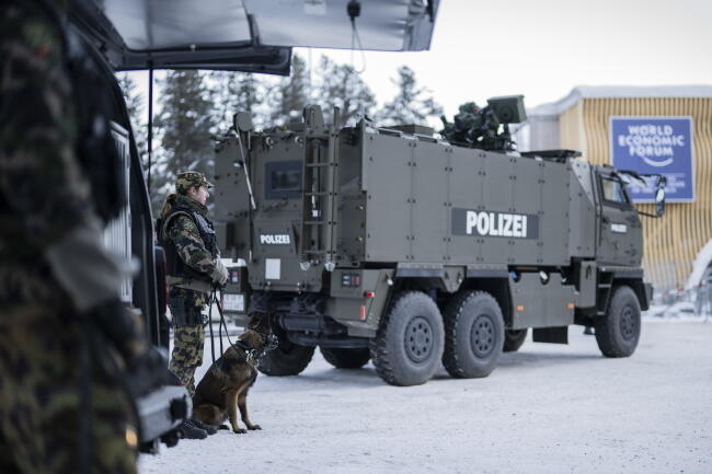 W Davos wojsko na do dyspozycji 600 pojazdów / autor: PAP/ EPA/GIAN EHRENZELLER