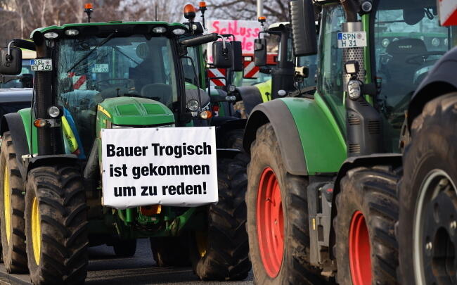 Rolnicza blokada dróg w okolicy Cottbus / autor: PAP/ EPA/FILIP SINGER