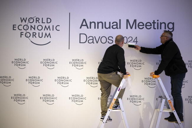 W Davos trwają ostatnie prace organizacyjne przed startem Forum 15 stycznia / autor: PAP/EPA/GIAN EHRENZELLER