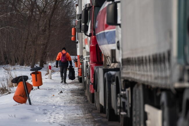 Kierowcy TIR-ów czekających w kolejkach żyją w prowizorycznych warunkach / autor: PAP/Wojtek Jargiło