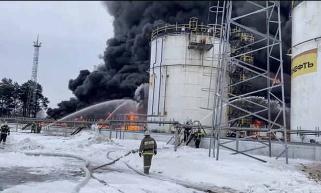 Pożar rosyjskiego magazynu paliw w Briańsku po ukraińskim ataku 19 stycznia / autor: PAP/EPA/RUSSIAN EMERGENCIES MINISTRY