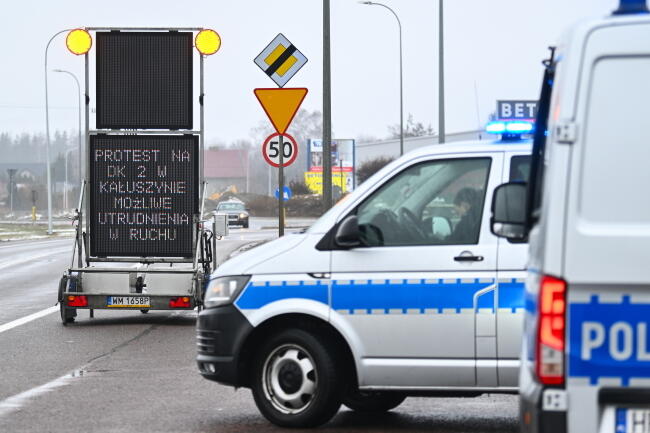 Policja drogowa ostrzegała o blokadach dróg / autor: PAP/Przemysław Piątkowski