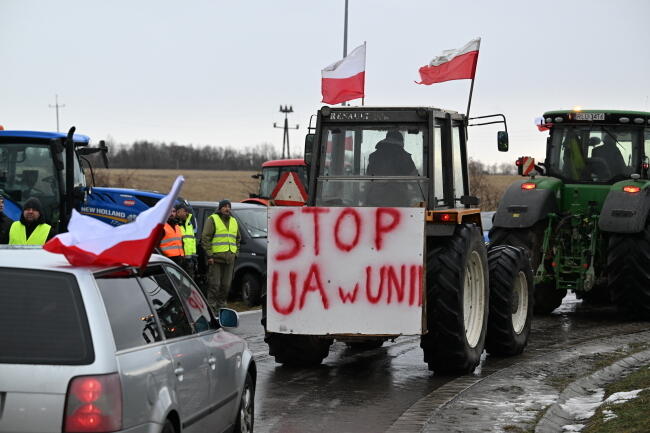 Wyjeżdżając traktorami i maszynami rolniczymi na drogi, rolnicy protestowali m.in. przeciwko m.in. przedłużaniu bezcłowego importu produktów rolno-spożywczych z Ukrainy / autor: PAP/Darek Delmanowicz
