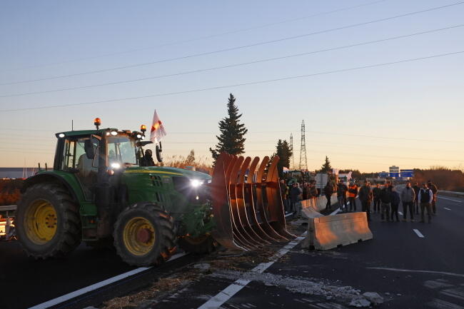 Rolnicza blokada autostrady A9 pod Nimes na południu Francji / autor: PAP/EPA/GUILLAUME HORCAJUELO