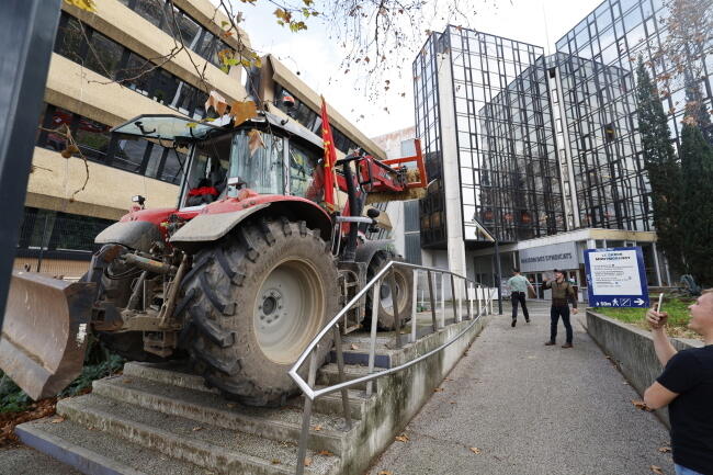 Protestujący rolnicy zablokowali wejście do biurowca w Montpellier (Francja) / autor: PAP/EPA/GUILLAUME HORCAJUELO