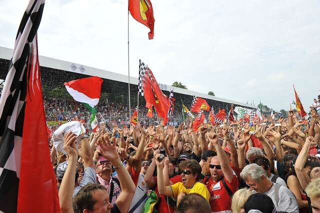 Włoscy kibice teamu Ferrari na trybunach legendarnego toru wyścigów Monza / autor: Pixabay