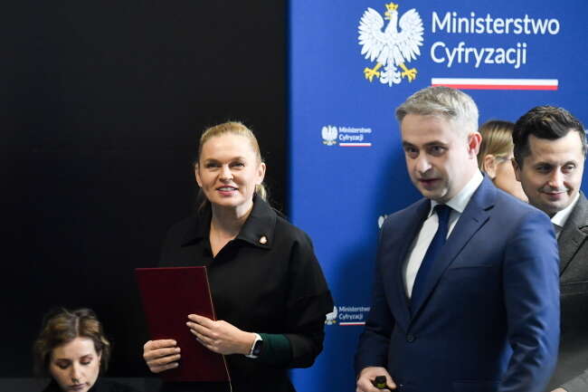 Minister cyfryzacji Krzysztof Gawkowski (P) i minister edukacji Barbara Nowacka (L) przed konferencją prasową nt. programu 
