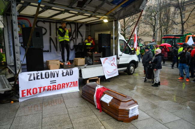 Protest rolników przed Wielkopolskim Urzędem Wojewódzkim w Poznaniu / autor: PAP/Jakub Kaczmarczyk