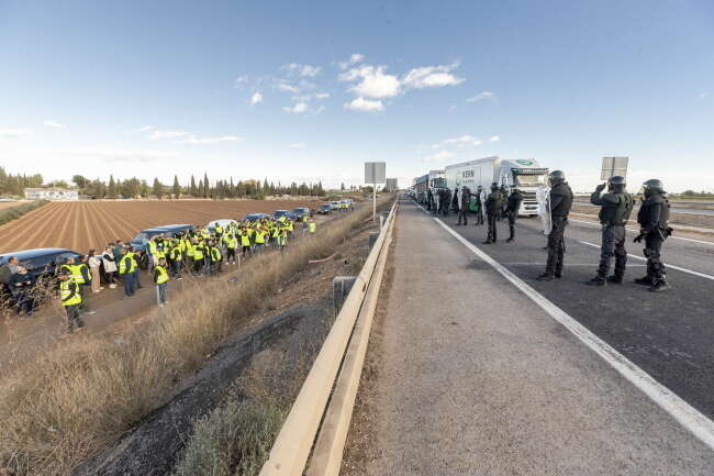 Interwencja policji na rolniczej blokadzie autostrady w prowincji Murcja w południowo-wschodniej Hiszpanii / autor: EPA/MARCIAL GUILLEN