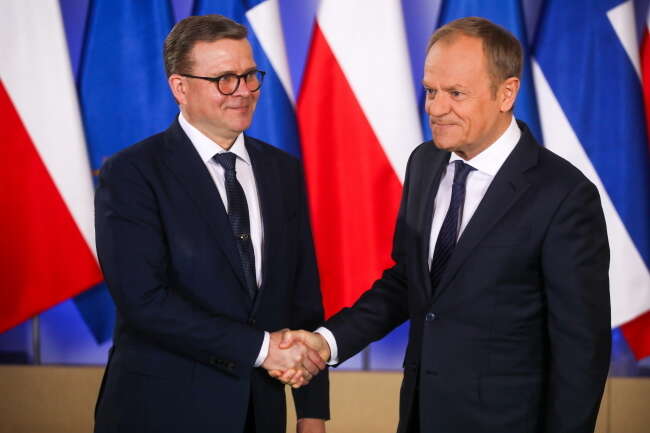 Premier Donald Tusk (P) oraz premier Republiki Finlandii Petteri Orpo (L) podczas spotkania w Kancelarii Prezesa Rady Ministrów / autor: PAP/Albert Zawada