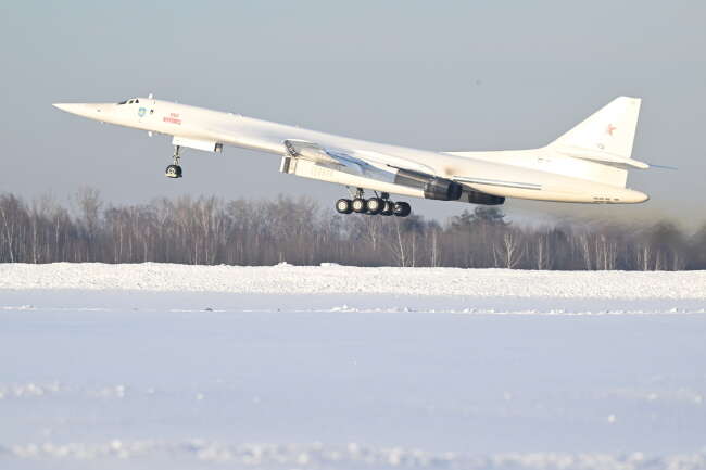 Tu-160 startuje do lotu z prezydentem Rosji na pokładzie / autor: PAP/EPA/DMITRIY AZAROV/SPUTNIK