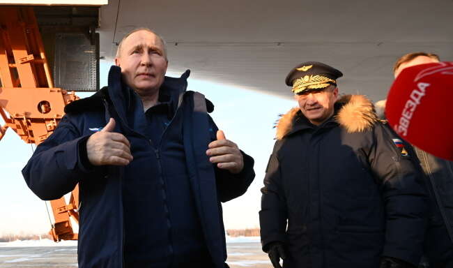 Władimir Putin przygotowany do wejścia na pokład bombowca / autor: PAP/EPA/DMITRIY AZAROV/SPUTNIK