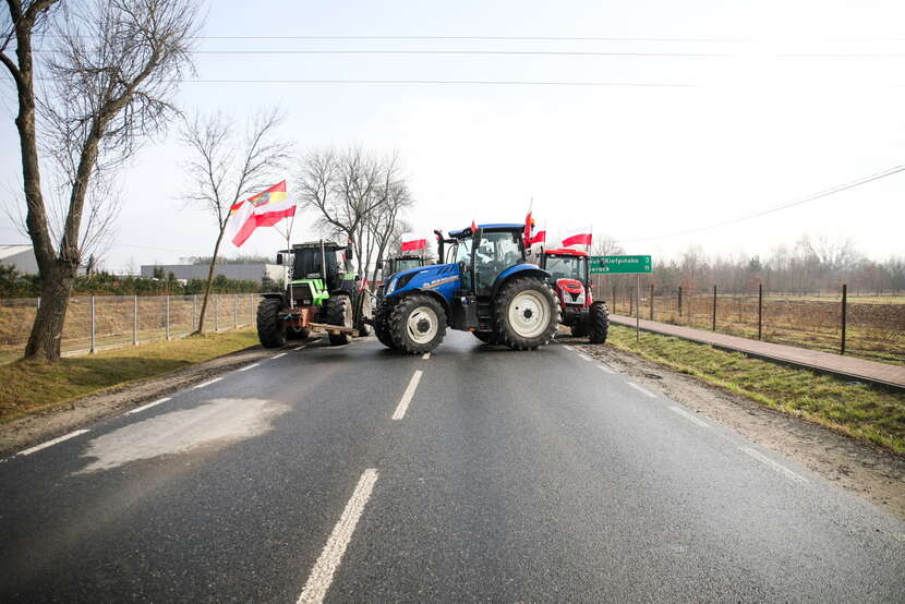 Protest na skrzyżowaniu drogi krajowej 62 z drogą wojewódzką 632 w miejscowości Dębe / autor: PAP/Albert Zawada