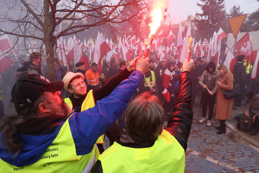 Demonstranci na rondzie Dmowskiego / autor: PAP/Leszek Szymański