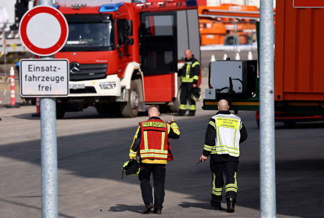 Działania straży pożarnej w ewakuowanej fabryce Tesli / autor: PAP/EPA/Filip Singer
