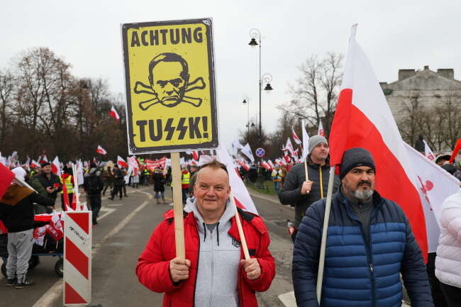 Demonstrant z transparentem w centrum stolicy / autor: PAP/Paweł Supernak