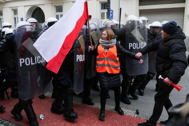 Kordon policji spycha demonstrantów / autor: PAP/Paweł Supernak