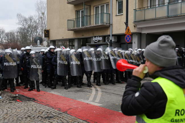 Kordon policji spycha demonstrantów / autor: PAP/Paweł Supernak
