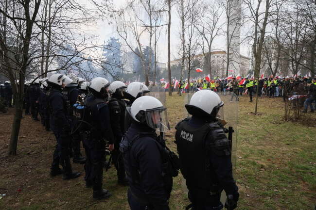 Policja wypycha demonstrujących spod budynku Sejmu / autor: PAP/Paweł Supernak