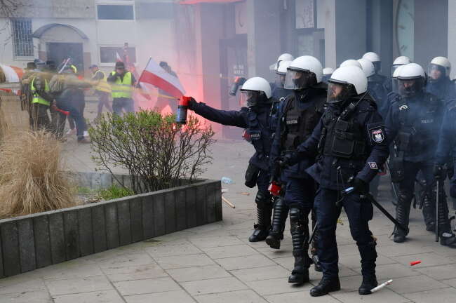 Policja uzywa gazu łzawiacego / autor: PAP/Paweł Supernak