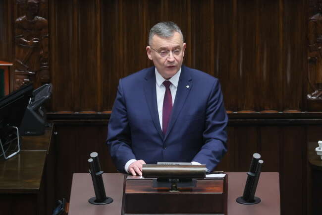 Wiceminister obrony narodowej Paweł Bejda na sali plenarnej podczas posiedzenia Sejmu / autor: PAP/Leszek Szymański