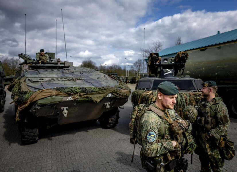 Żołnierze holenderscy przygotowują się do ćwiczeń Steadfast Defender 2024 / autor: PAP/EPA/REMKO DE WAAL