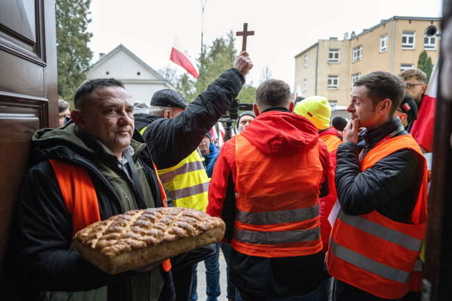 Protest rolników pod Lubelskim Urzędem Wojewódzkim / autor: PAP/Wojtek Jargiło