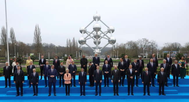 Uczestnicy Szczytu Nuklearnego UE pod pomnikiem Atomium w Brukseli / autor: PAP/EPA/OLIVIER HOSLET