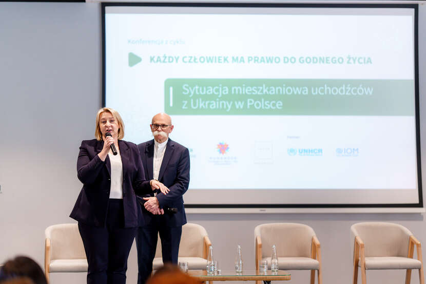 Aneta Żochowska, dyrektorka Fundacji Leny Grochowskiej i Władysław Grochowski na konferencji pt. 