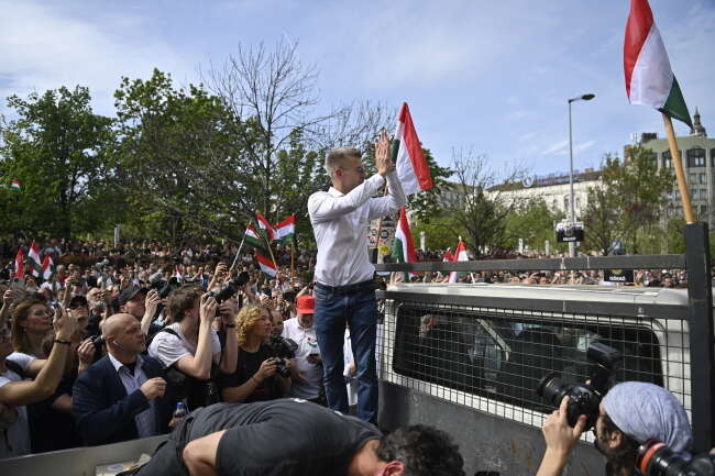 Peter Magyar na sobotniej manifestacji w Budapeszcie / autor: PAP/EPA/Szilard Koszticsak