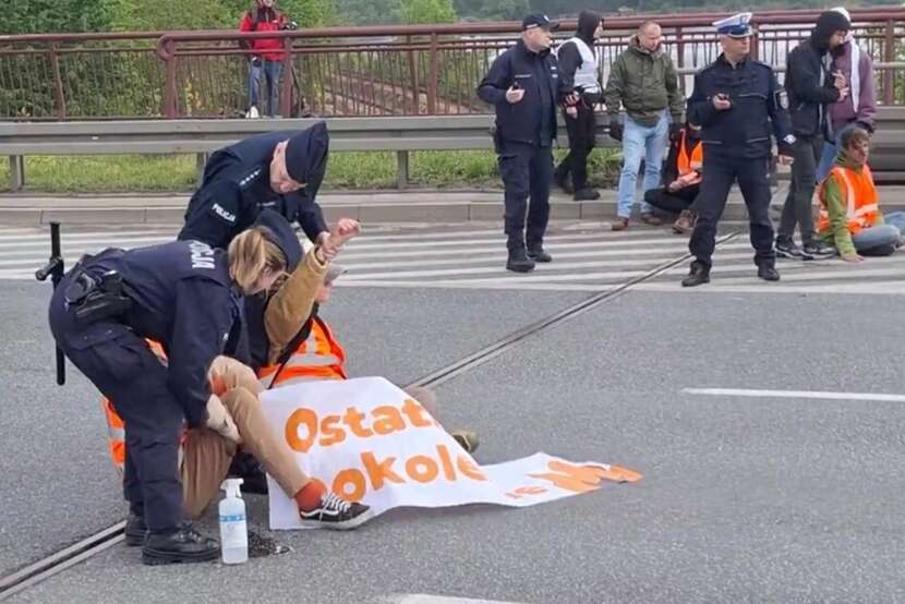 Interwencja policji wobec blokujących ul. Modlińską / autor: telewizja wPolsce.pl