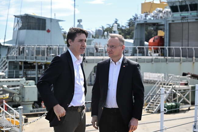 Prezydent RP Andrzej Duda (P) i premier Kanady Justin Trudeau (L) na pokładzie fregaty HMCS Regina / autor: PAP/ Radek Pietruszka