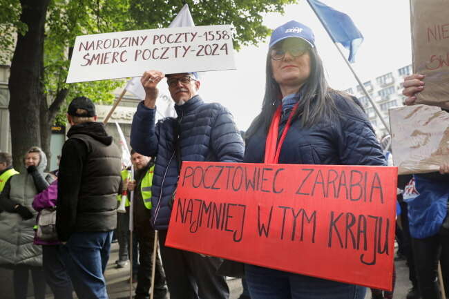 Protest pracowników Poczty Polskiej przed siedzibą Ministerstwa Aktywów Państwowych w Warszawie / autor: PAP/Tomasz Gzell