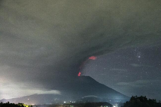 Liczcy 3000 m Agung wyrzucał popiół wulkaniczny na wysokość 7 tys. metrów / autor: fot. PAP/ EPA/MADE NAGI