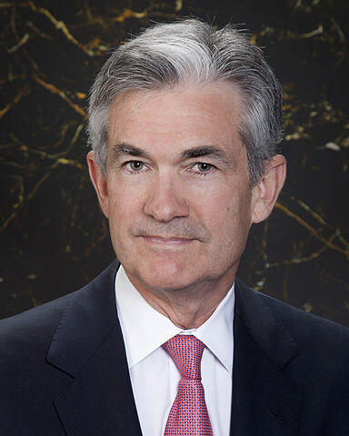 autor: By Federalreserve - powell_jerome_060512_8x10, Public Domain, https://commons.wikimedia.org/w/index.php?curid=47401664