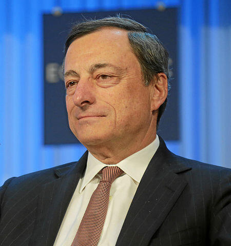 autor: By World Economic Forum - Cropped from File:Mario Draghi World Economic Forum 2013.jpg, original source Flickr: Special Address: Mario Draghi, CC BY-SA 2.0, https://commons.wikimedia.org/w/index.php?curid=24229287