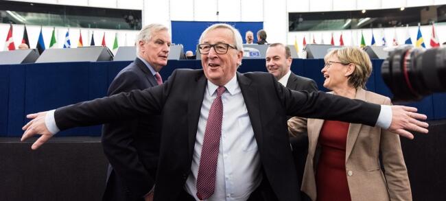 Jean-Claude Juncker (środek) - European Parliament debate on Future of Europe / autor: PAP/EPA/PATRICK SEEGER