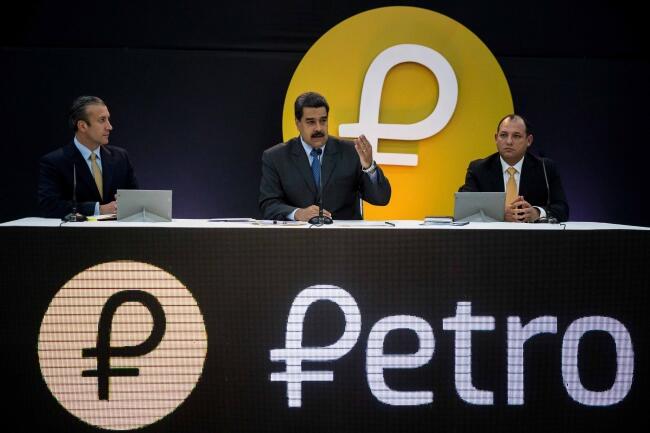 Prezydent Wenezueli Nicolas Maduro (środek), jego zastępca Tareck El Aissami (lewa) oraz Minister Szkolnictwa Wyższego, Nauki i Technologii Hugbel Roa (prawa) / autor: PAP/EPA/MIGUEL GUTIERREZ