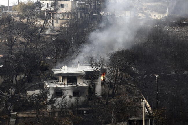 Pożar domu Neo Valos, na północy Aten / autor: fot. PAP/EPA/ALEXANDROS VLACHOS