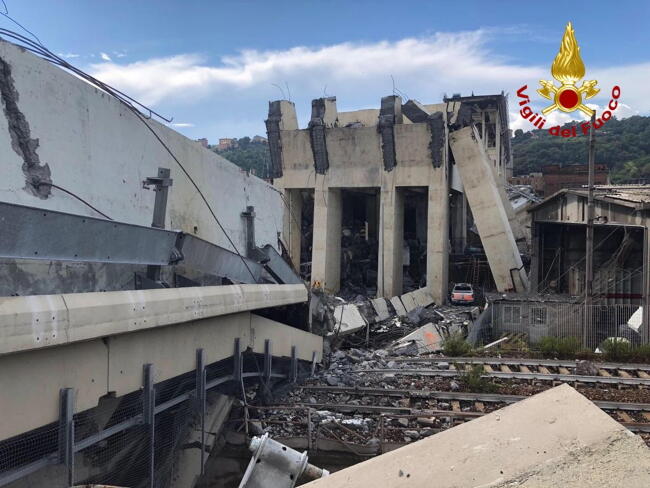 Ruiny wiaduktu w Genui - zdjęcie zrobione przez strażaków na miejscu akcji / autor: fot. PAP/EPA/ITALIAN FIREFIGHTERS HANDOUT