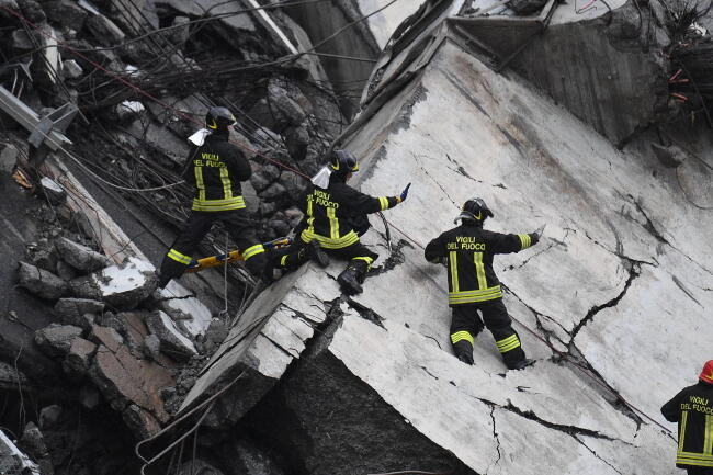 Strażacy na miejscu katastrofy / autor: fot. PAP/EPA/Luca Zrennaro