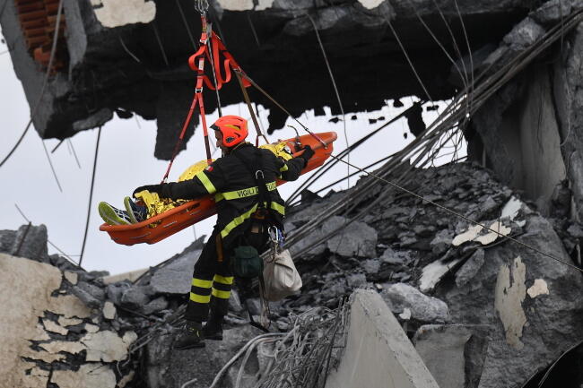Transport ofiary katastrofy / autor: fot. PAP/EPA/Luca Zennaro