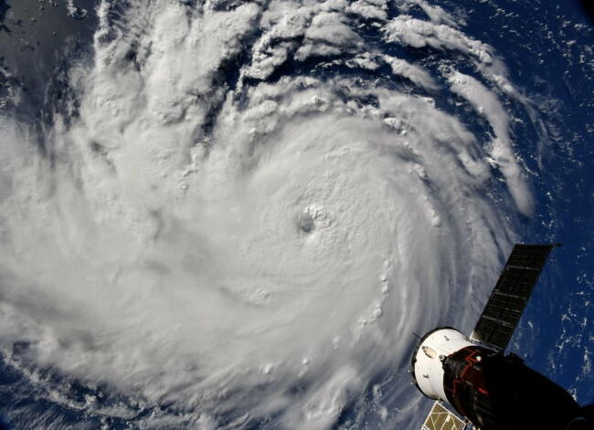 Huragan Florence widzieny z orbity ziemskiej / autor: fot. PAP/EPA/NASA